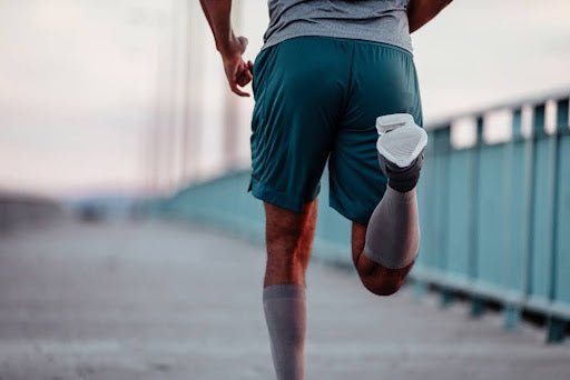 A man wearing the best running shorts for thick thighs.