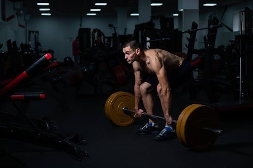 A man testing out the best deadlift shorts for big guys.